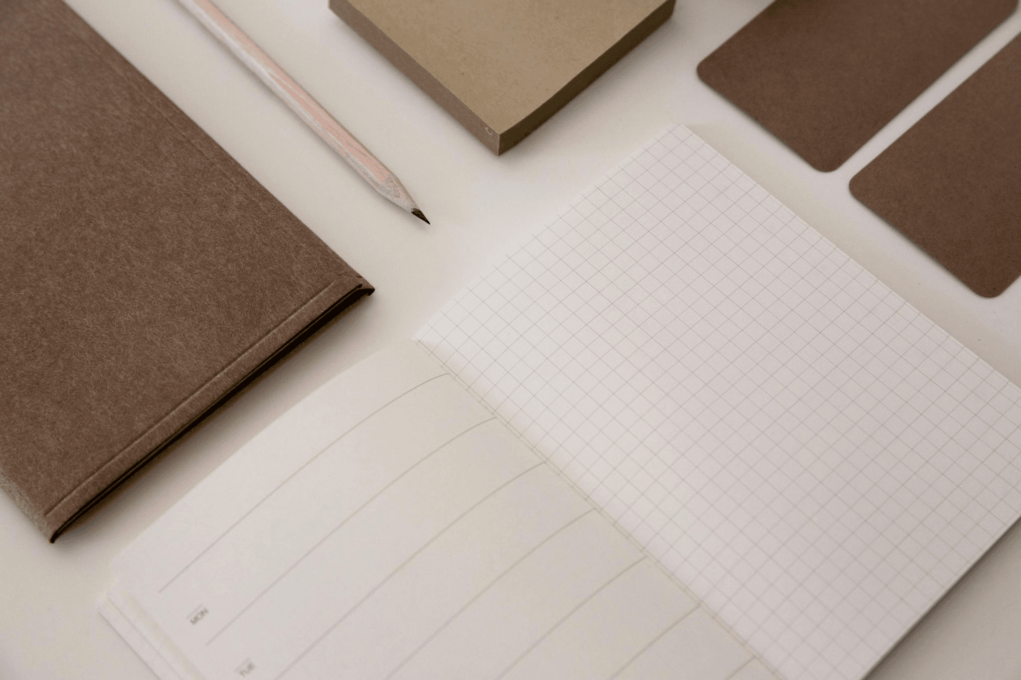 Illustration showing how Arheb works – digital invitation system via WhatsApp, guest database setup, attendance tracking, and detailed event reports for Saudi events